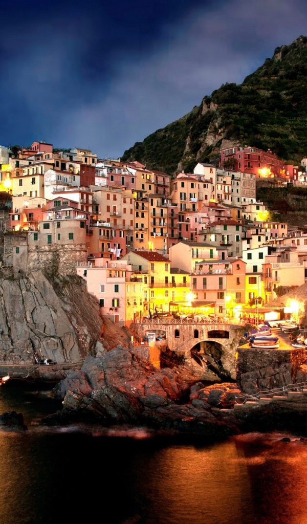 Вечерние огни на курорте Позитано, Италия