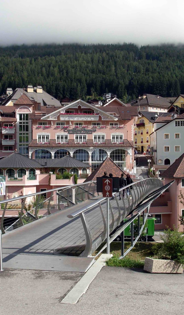 Пешеходный мост на курорте Ортизей, Италия