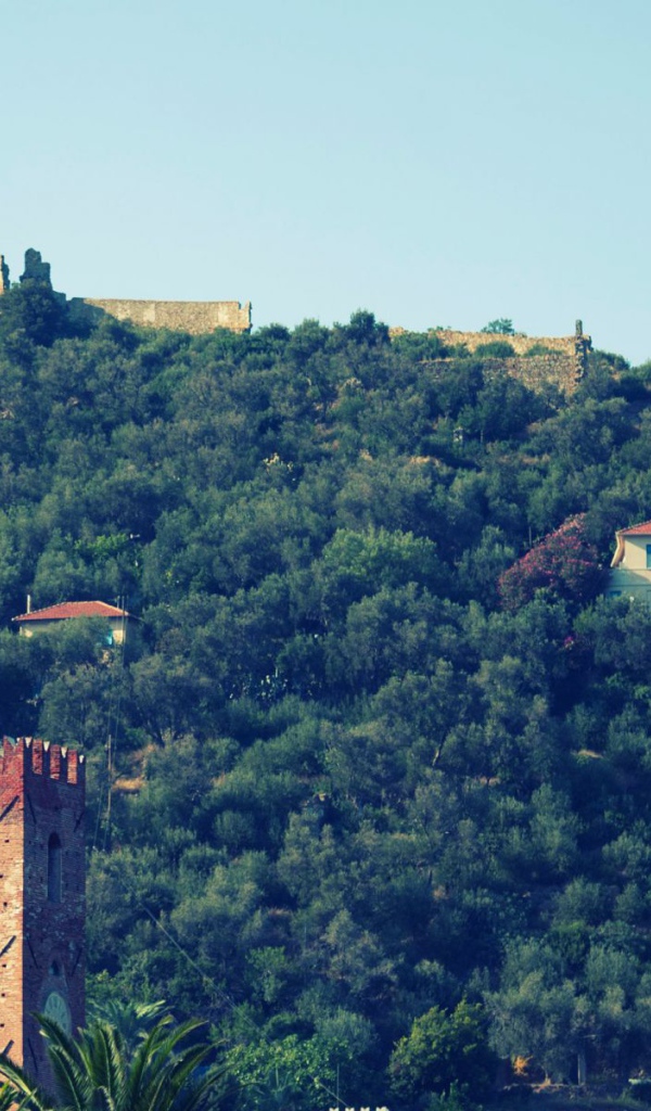 Крепость на горе на курорте Ноли, Италия