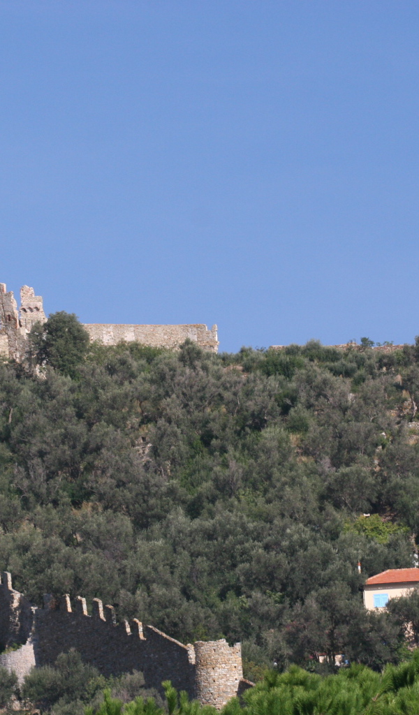 Крепостная стена на курорте Ноли, Италия