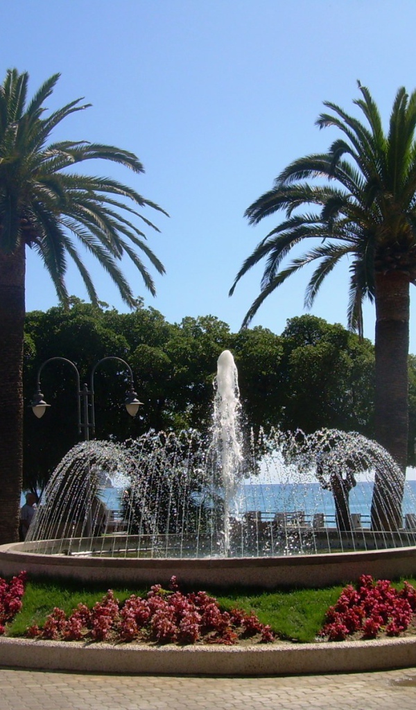 Фонтан на набережной на курорте в Пьетра Лигуре, Италия