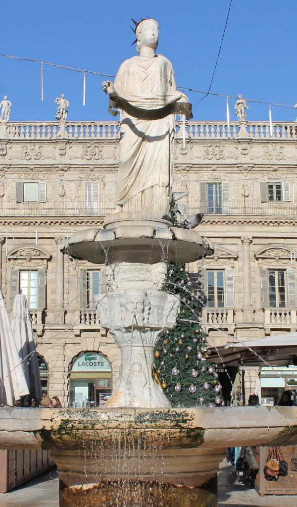 Фонтан на улице в Вероне, Италия