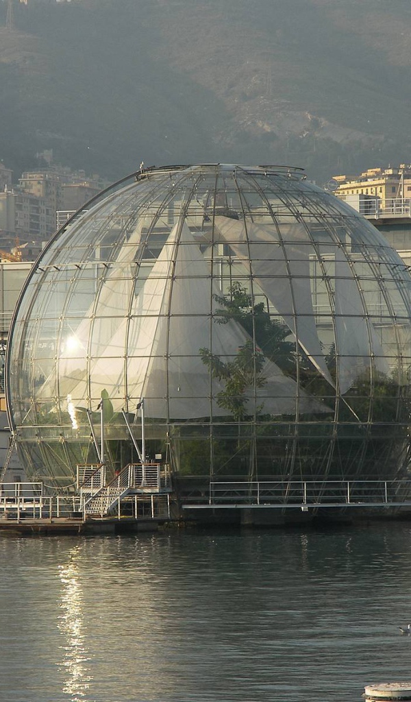 Стеклянный шар в Генуе, Италия