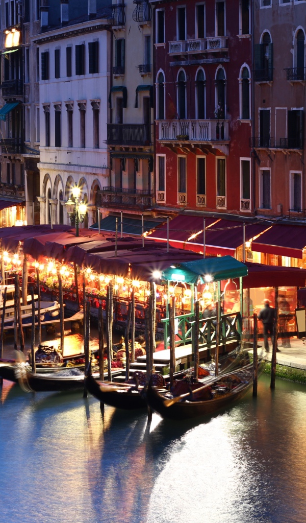 Отдых в прибрежном ресторане в Венеции, Италия