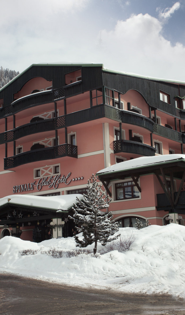 Отель Спинале на горнолыжном курорте Мадонна ди Кампильо, Италия