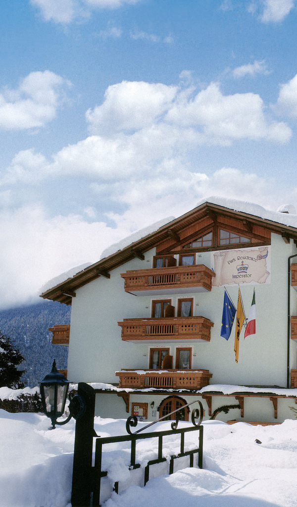 Гостиница на горнолыжном курорте Мадонна ди Кампильо, Италия