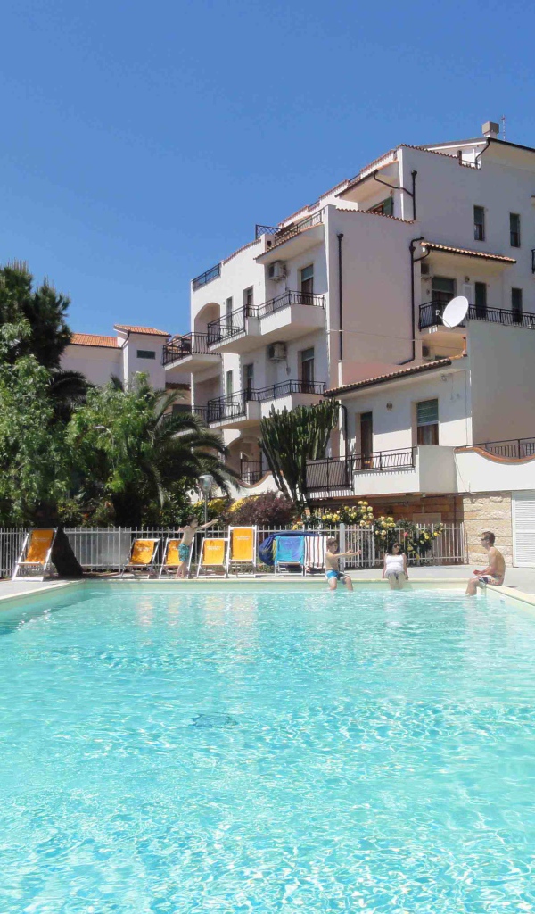 Гостиница на побережье на курорте в Пьетра Лигуре, Италия