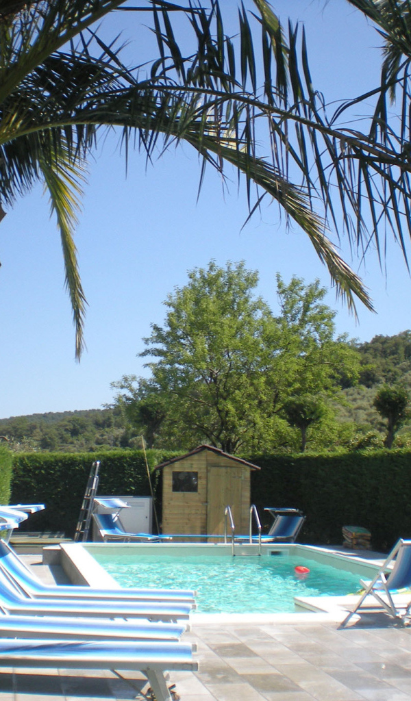 Бассейн в отеле на курорте Империя, Италия