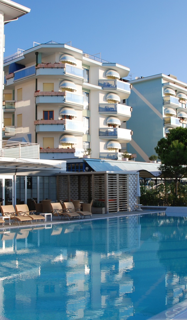 Бассейн в отеле на курорте Лидо ди Езоло, Италия