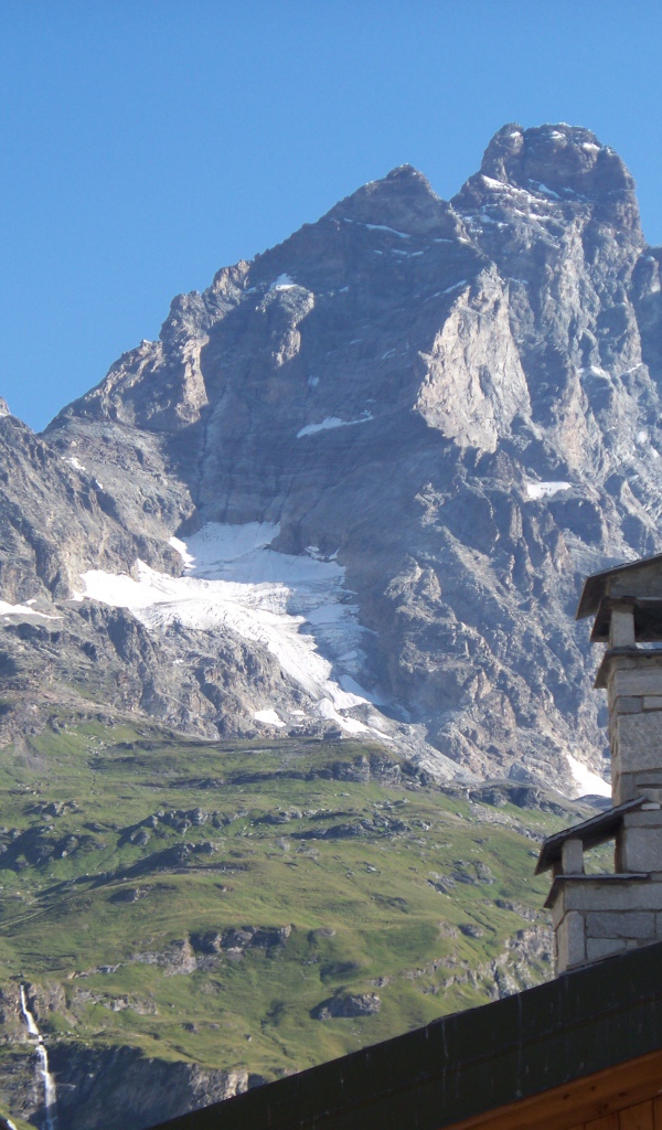 Дом на фоне гор на горнолыжном курорте Червиния, Италия