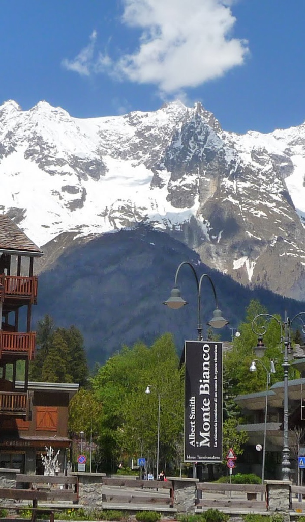 Дома на фоне гор на горнолыжном курорте Курмайор, Италия