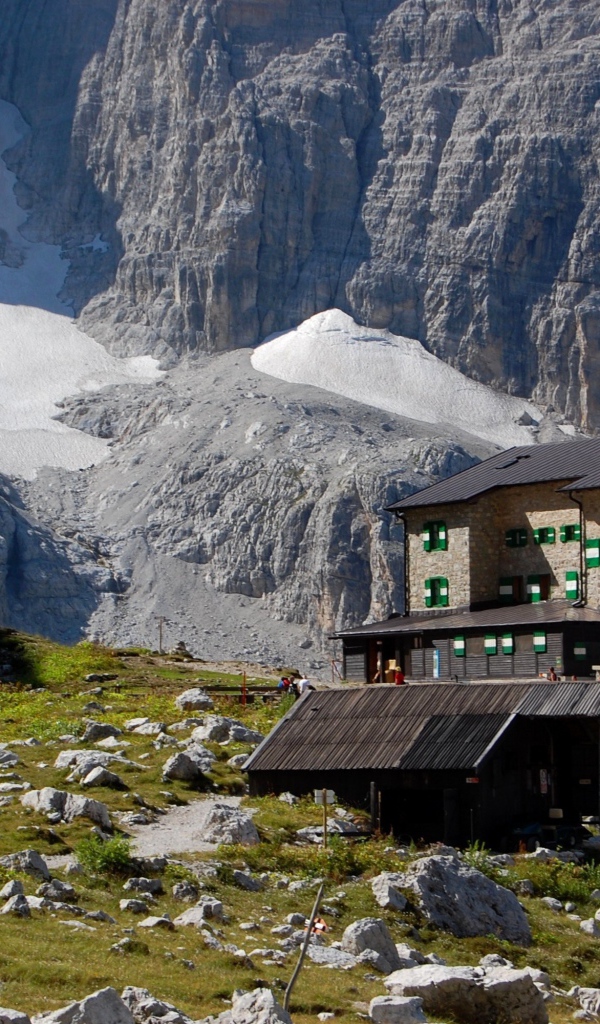 Дом на фоне гор на горнолыжном курорте Мадонна ди Кампильо, Италия