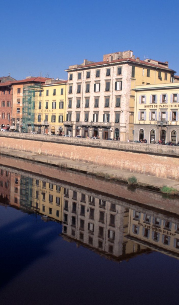 Дома на берегу канала в Пизе, Италия
