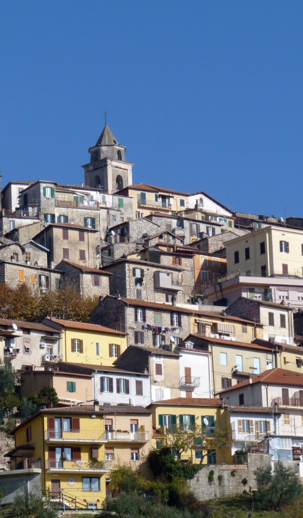 Дома на склоне горы на курорте Фьюджи, Италия