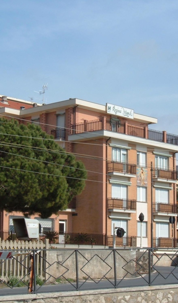 Дома на набережной на курорте в Пьетра Лигуре, Италия