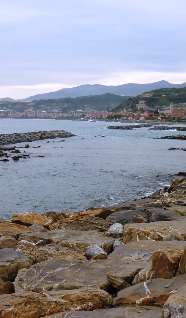 Дома на набережной в Санто Стефано аль Маре, Италия