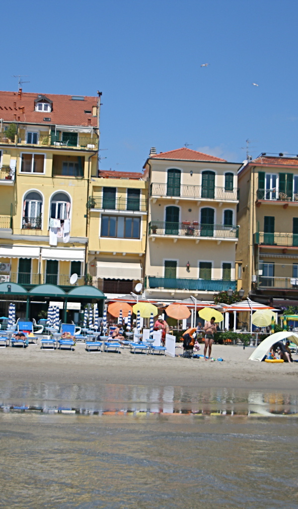 Дома на набережной на курорте Алассио, Италия