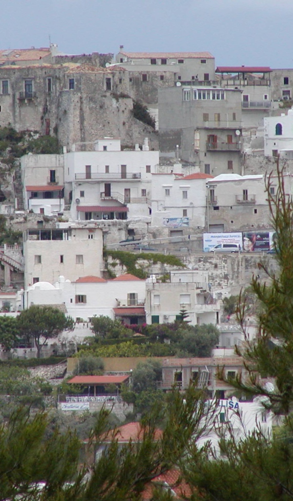 Дома на скале на курорте Пизавр, Италия