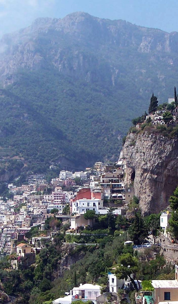 Дома на скале в Неаполе, Италия