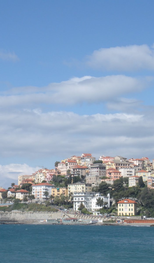 Дома на берегу моря на курорте Империя, Италия