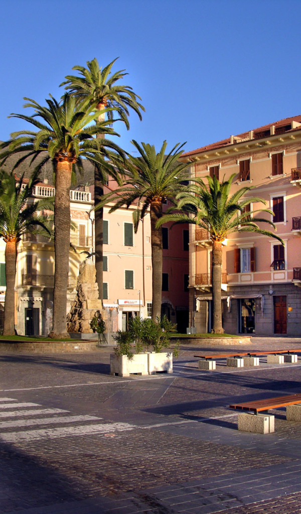 Дома на набережной на курорте Империя, Италия