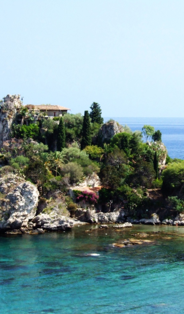 Островок у побережья на острове Сицилия, Италия