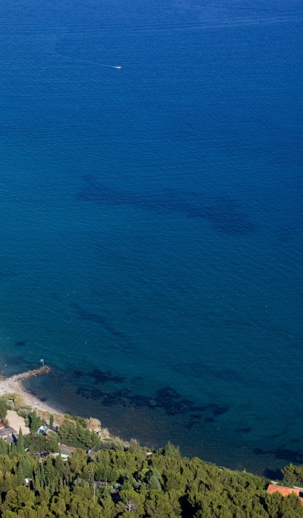 Островок у побережья на курорте Алассио, Италия