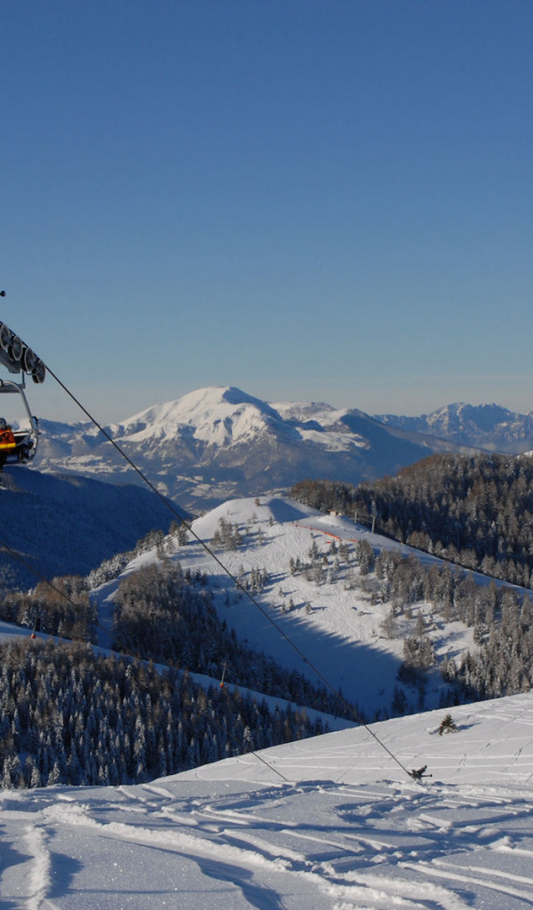 Подъемник на горнолыжном курорте Мадонна ди Кампильо, Италия