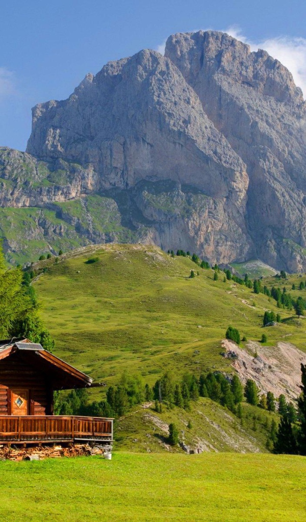 Одинокий дом на горнолыжном курорте Валь Гардена, Италия