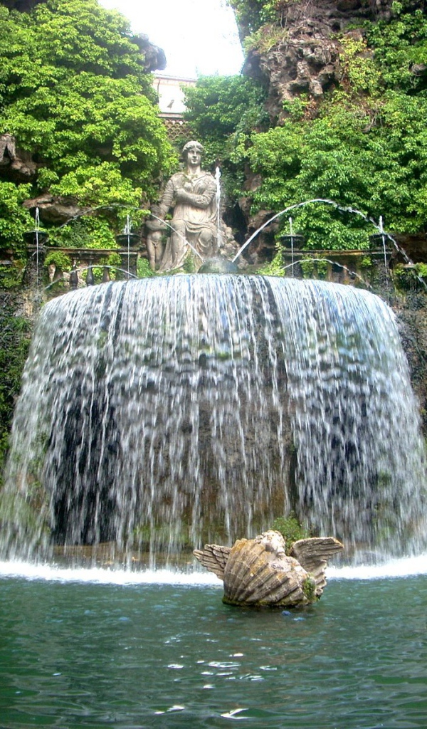 Великолепный фонтан в Тиволи, Италия