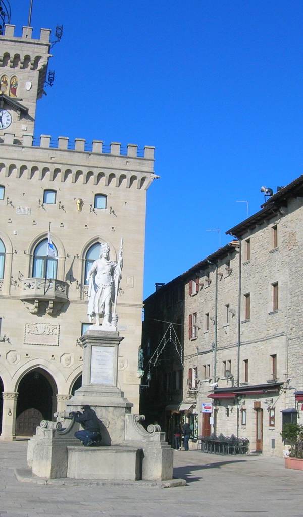 Памятник на площади в Сан Марино, Италия