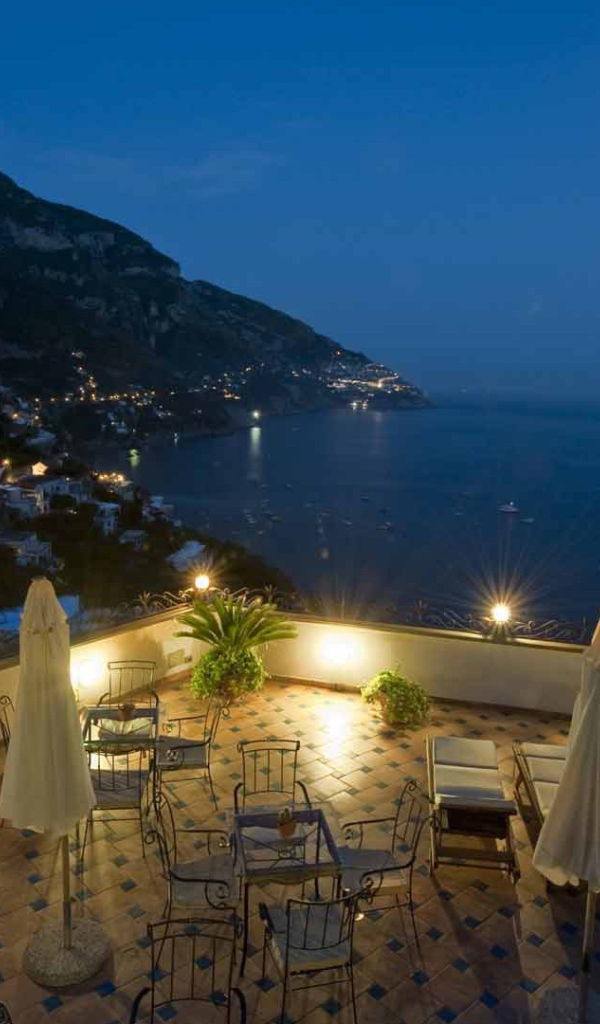 Луна над заливом на курорте Позитано, Италия