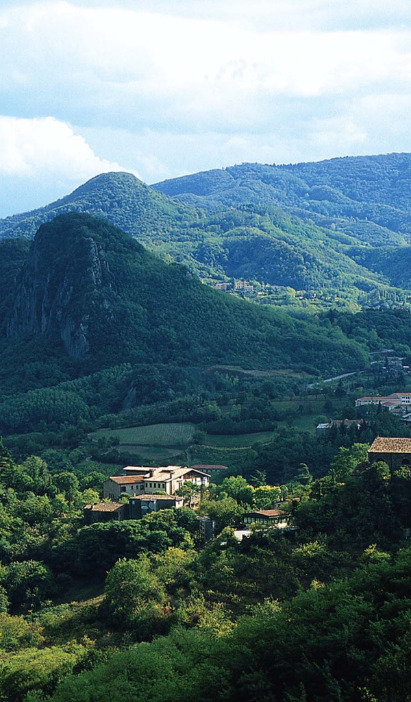 Горный пейзаж на курорте Абано Терме, Италия