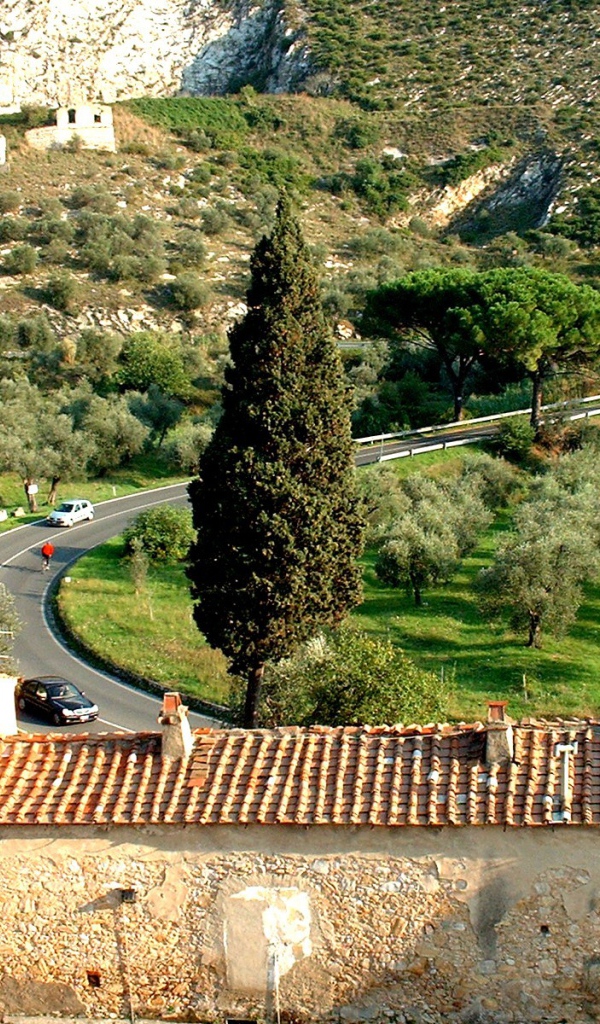 Горная дорога на курорте в Монтекатини Терме, Италия