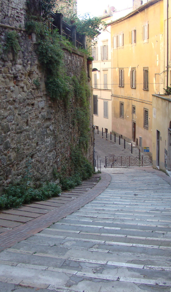 Узкие улочки в Перудже, Италия