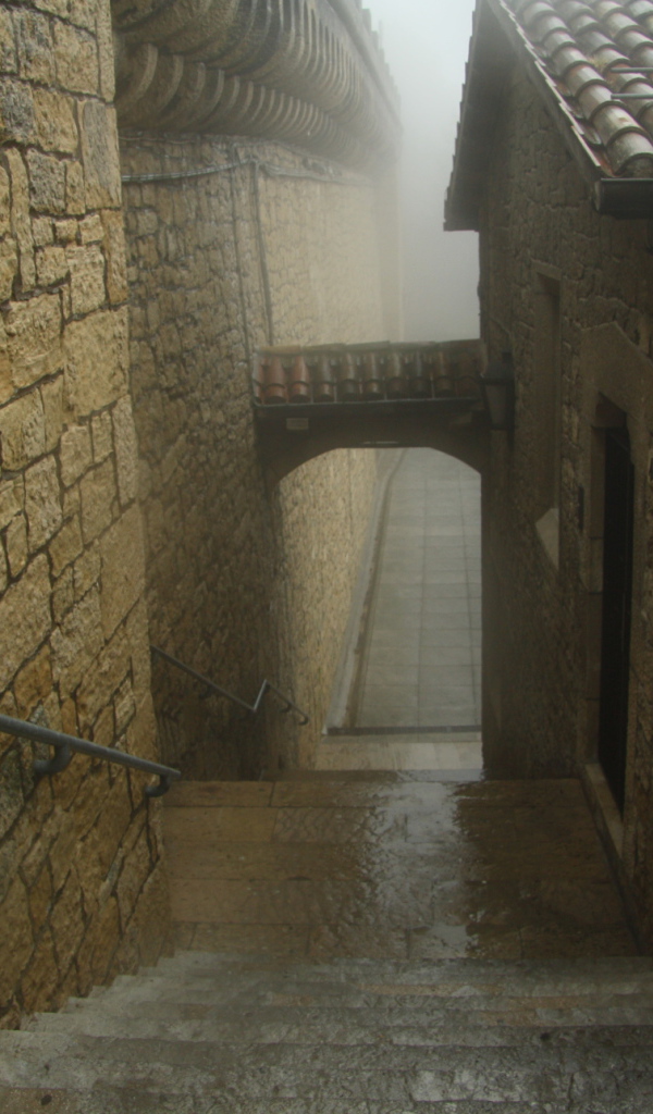 Узкие улочки в Сан Марино, Италия