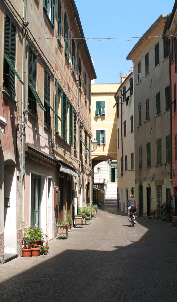 Узкие улочки на курорте Челле Лигуре, Италия