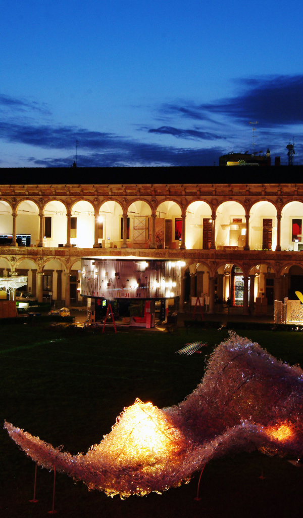 Ночная площадь в Милане, Италия