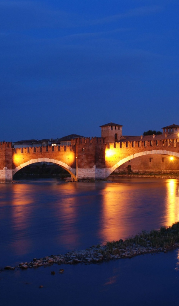 Ночной мост в Вероне, Италия
