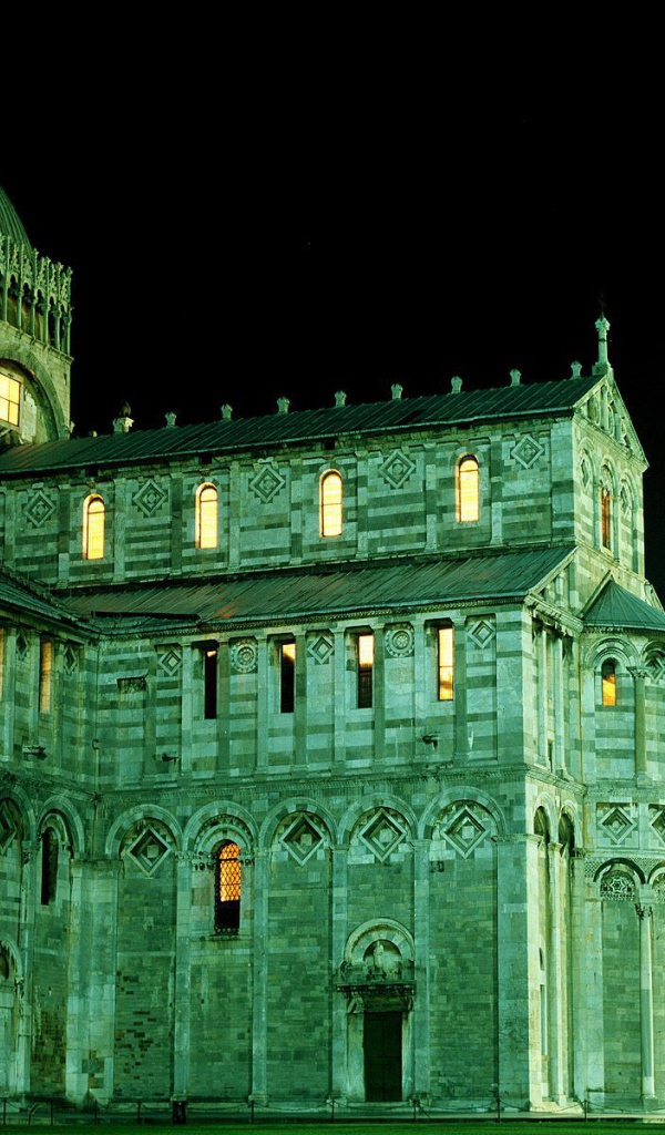 Ночная подсветка собора и башни в Пизе, Италия