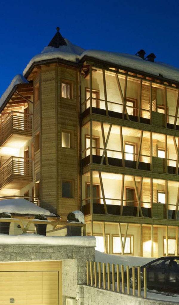 Ночные огни на горнолыжном курорте Мадонна ди Кампильо, Италия