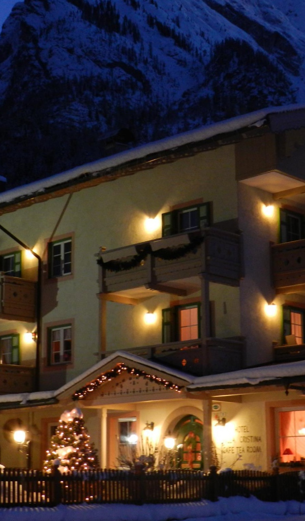 Ночные огни на горнолыжном курорте Валь-Ди-Фасса, Италия