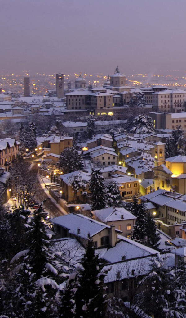 Ночные огни в Бергамо, Италия