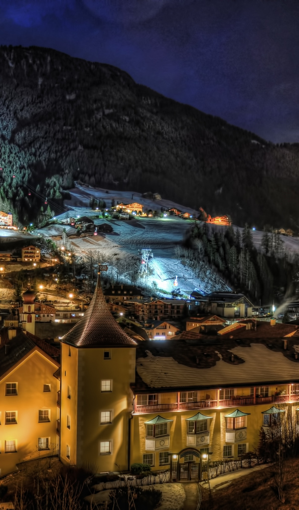 Ночные огни на курорте Ортизей, Италия