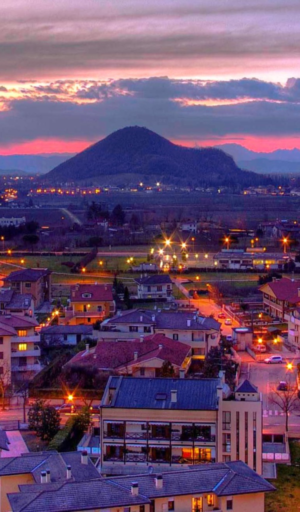 Ночные огни на курорте Абано Терме, Италия