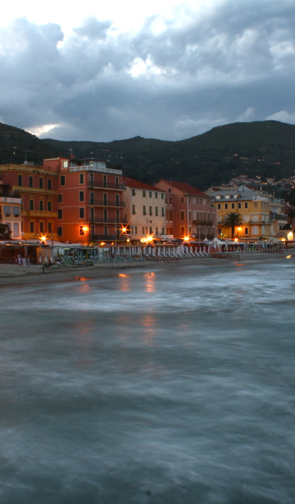 Ночные огни на курорте Алассио, Италия