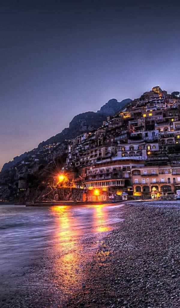 Ночные огни на курорте Позитано, Италия