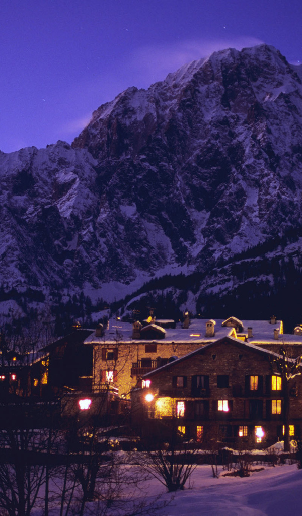 Ночные огни на горнолыжном курорте Курмайор, Италия