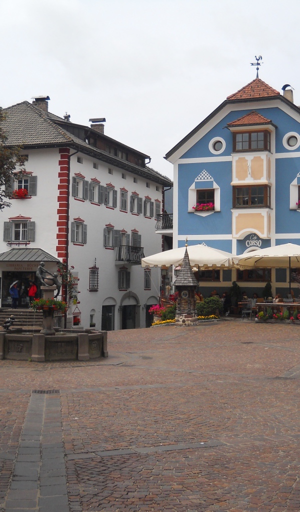 Старинные дома на курорте Ортизей, Италия