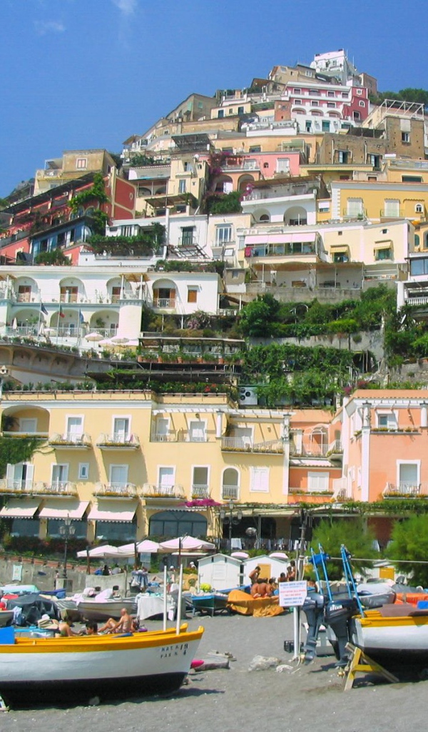 На набережной на курорте Позитано, Италия